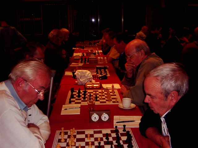 Gerrit Bouw (rechts) spelend tegen Van der Niet